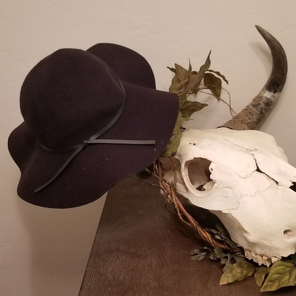 Wide-brimmed black floppy sun hat